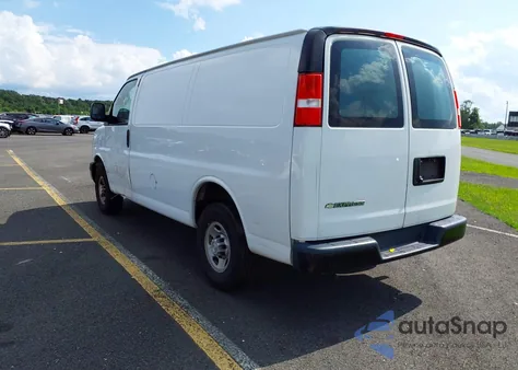 2019 Chevrolet Express 2500 Work Van z USA, uszkodzony, nr VIN 1GCWGAFP8K1370495